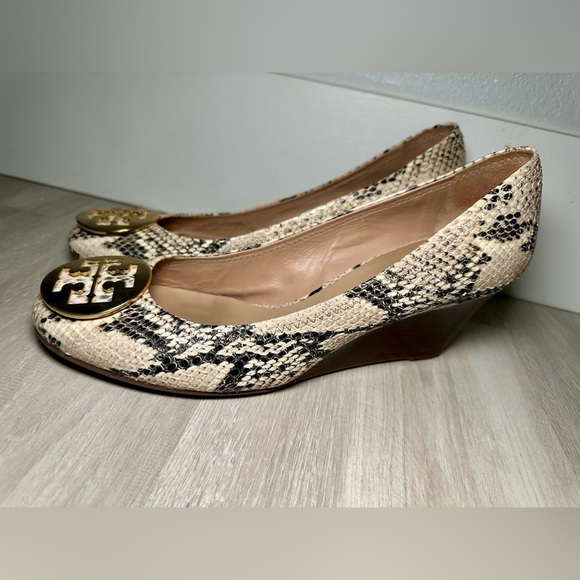 Tory Burch Julianne Snakeskin Wedge Heel Peep Toe Pumps Shoes Size 11M - Picture 2 of 13
